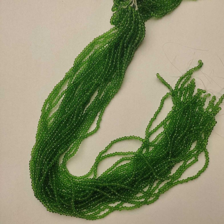 Grüne, klare tschechische Kristall-Perlen, facettiertes Rondell, Durchmesser 3 x 2,5 mm, Länge ca. 37 cm, auf Faden