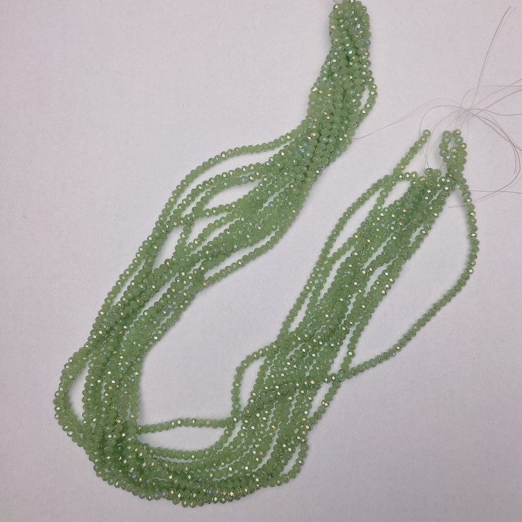 Perlen aus tschechischem Kristall, salatgrün, facettiert, Rondelle, Durchmesser 3 × 2,5 mm, Länge ca. 40 cm, auf Garn