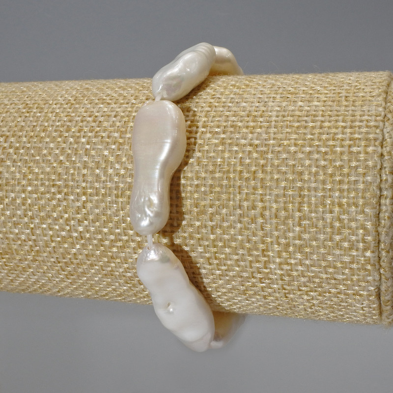 Armband aus Barockperlen mit dem Farbton „Benzin“, Durchmesser 10×26 mm ±, Länge 18 cm ± (Elastisches Armband)