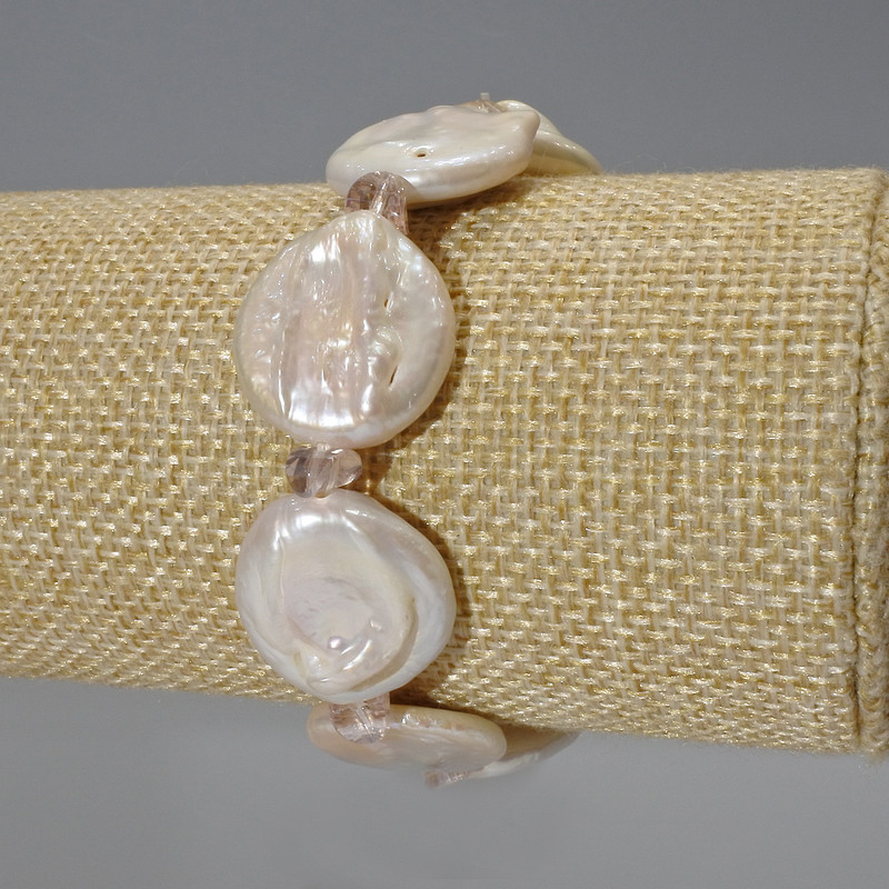 Armband Barockperlen mit dem Farbton „Benzin“, Durchmesser ca. 19 mm, Länge ca. 18 cm, elastisch, mit Swarovski-Steinen