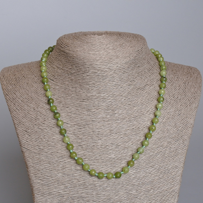 Kette aus kanadischem Jadeit, natürlicher Stein, facettierte Kugeln, Durchmesser ca. 6 mm, Länge ca. 48 cm