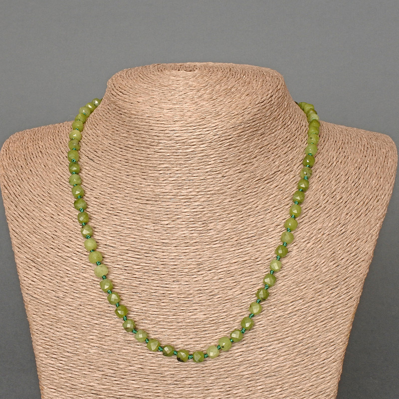 Kette aus Prehnit, facettierte Würfel, Durchmesser ca. 5 mm, Länge ca. 49 cm
