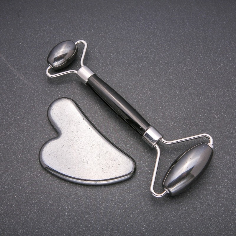 Set von Massagegeräten aus Hämatit – Rollmassagegerät (ca. 14 cm) + Gua-Sha-Platte (ca. 5×8 cm ±), silberfarbenes Metall