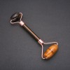 Rollenmassagegerät aus Stein – Tigerauge, goldfarbene Metallelemente, Länge 14,5 mm