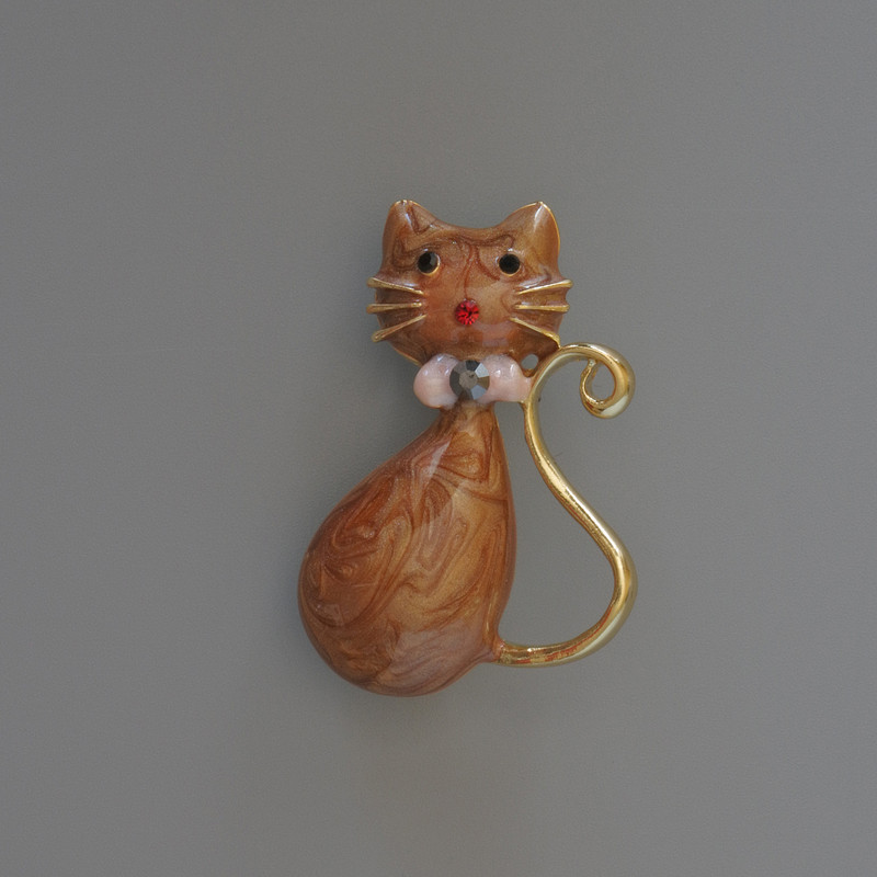 Brosche-Anhänger „Kätzchen“ mit brauner Perlmuttemaille, Strasssteinen, goldfarbenem Metall 25×39 mm