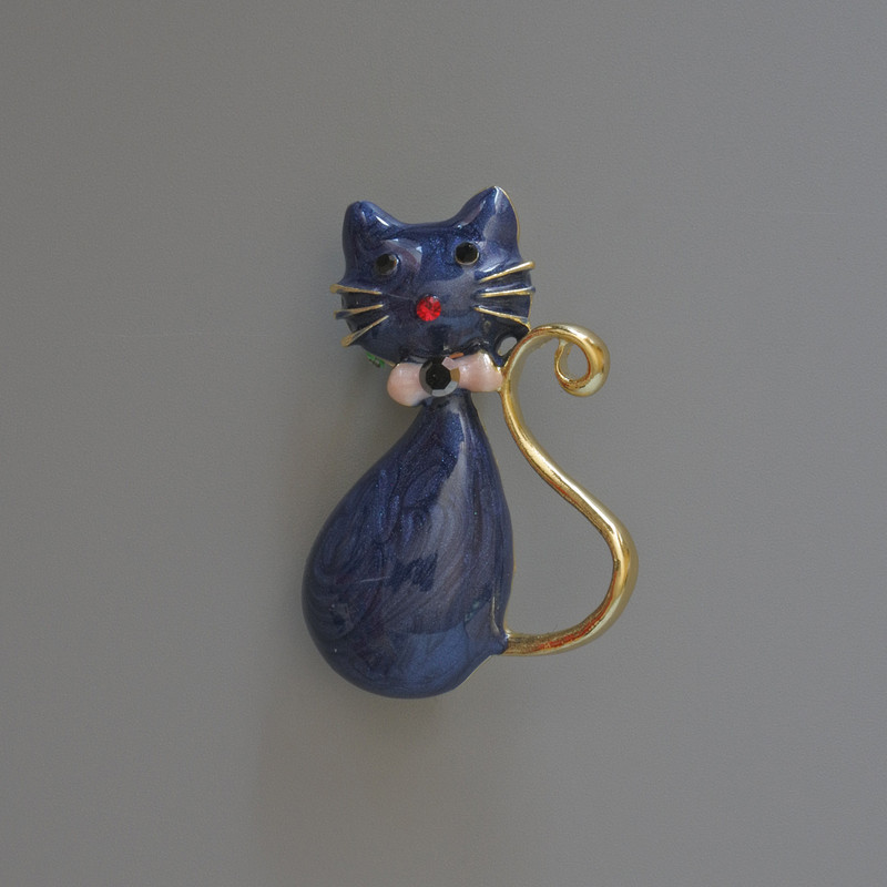 Brosche-Anhänger 'Kätzchen' Blaue Perlmutt-Emaille mit Strasssteinen, goldfarbenes Metall 25 × 39 mm