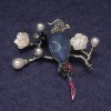 Brosche-Anhänger Papagei mit blauem Kristall, bunte Strasssteine und Perlen, silberfarbenes Metall 50 × 48 mm
