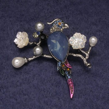 Brosche-Anhänger Papagei mit blauem Kristall, bunte Strasssteine und Perlen, silberfarbenes Metall 50 × 48 mm