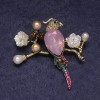 Brosche-Anhänger Papagei, rosa Kristall, bunte Strasssteine und Perlen, goldfarbenes Metall 50×48 mm