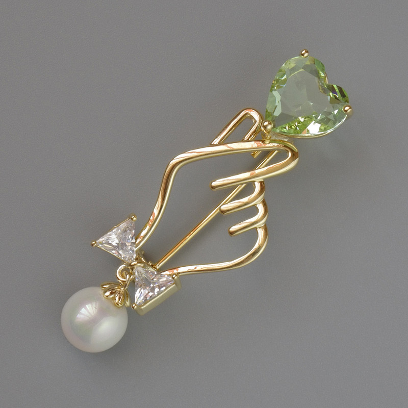 Brosche «Symbol der Verliebtheit» mit grünem und weißem Kristall, weiße Glasperle 45 × 16 mm, goldfarbenes Metall