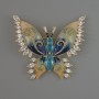 Schmetterlingsbrosche mit hellblauen und weißen Kristallen, beige und blaue Emaille 45×52 mm, goldfarbenes Metall