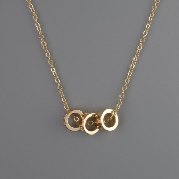 Anhänger an Gliederkette aus goldfarbenem Metall, Durchmesser 8×3 mm, Dicke 1 mm, Länge 40–45 cm (+-)
