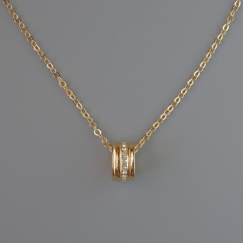 Anhänger an einer Gliederkette aus goldfarbenem Metall, Durchmesser 10 × 6 mm, Dicke 1 mm + -, Länge 40–45 cm +
