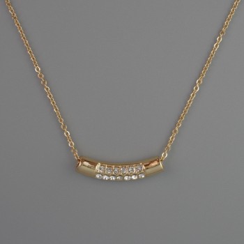 Anhänger an einer Kette aus goldfarbenem Metall, Durchmesser 4×22 mm, Dicke ca. 1 mm ±, Länge 40–45 cm ±