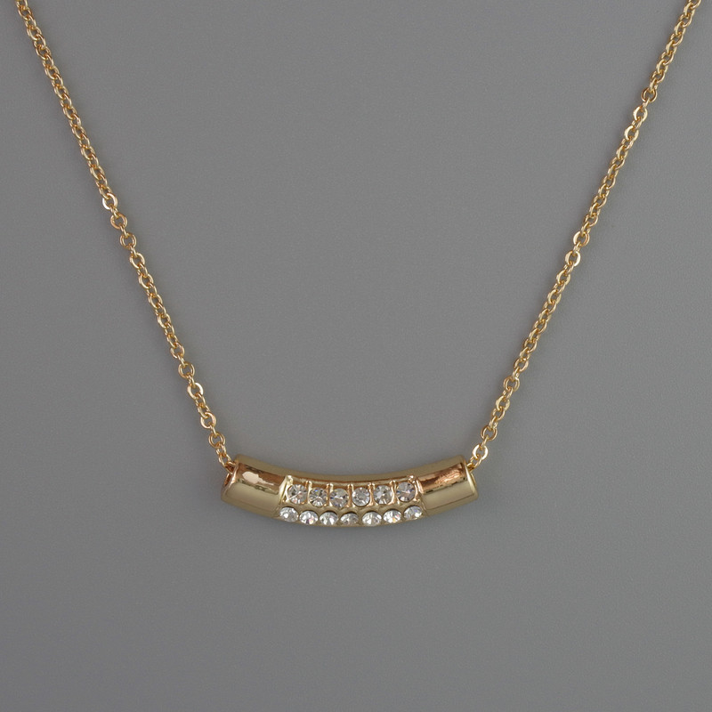 Anhänger an einer Kette aus goldfarbenem Metall, Durchmesser 4×22 mm, Dicke ca. 1 mm ±, Länge 40–45 cm ±