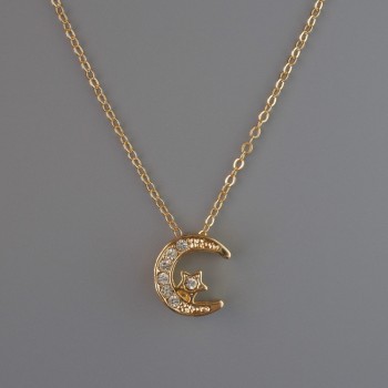 Anhänger 'Mond' an einer Halskette aus goldfarbenem Metall, Durchmesser 13×12 mm, Dicke 1 mm + -, Länge 40–45 cm +