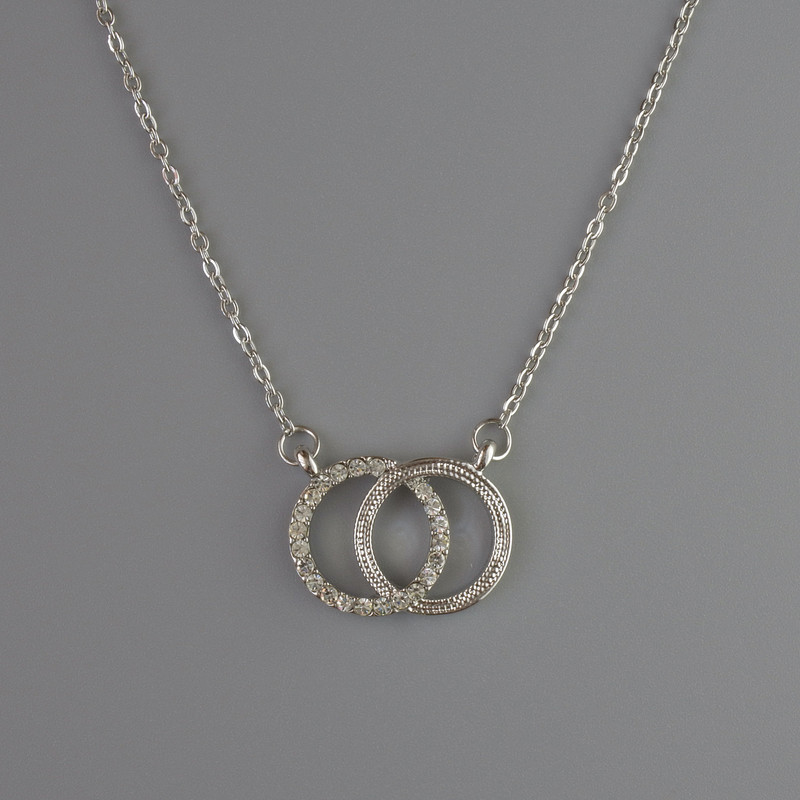 Anhänger an einer Kette aus silberfarbenem Metall, Durchmesser 13×17 mm, Dicke 1 mm ±, Länge 40–45 cm ±