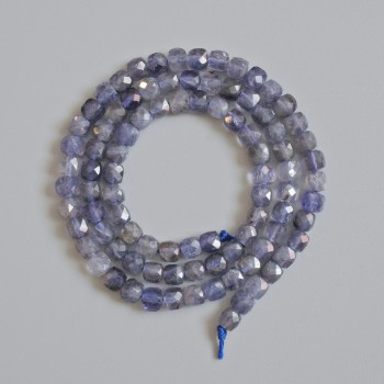 Iolit facettierte Würfelperlen, Durchmesser ca. 4,5 mm, Länge ca. 39 cm, auf einer Schnur