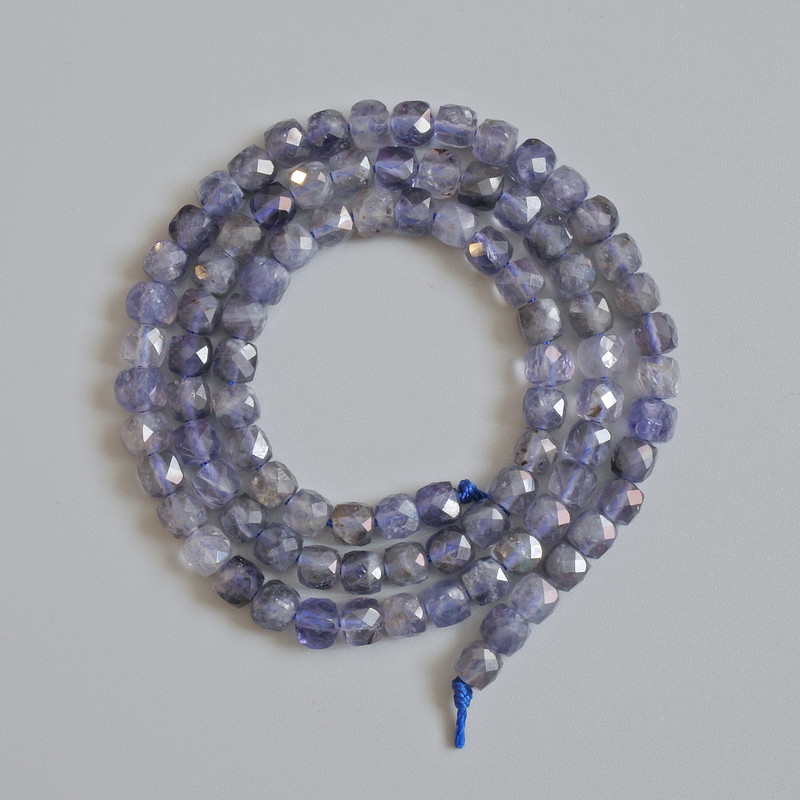 Iolit facettierte Würfelperlen, Durchmesser ca. 4,5 mm, Länge ca. 39 cm, auf einer Schnur