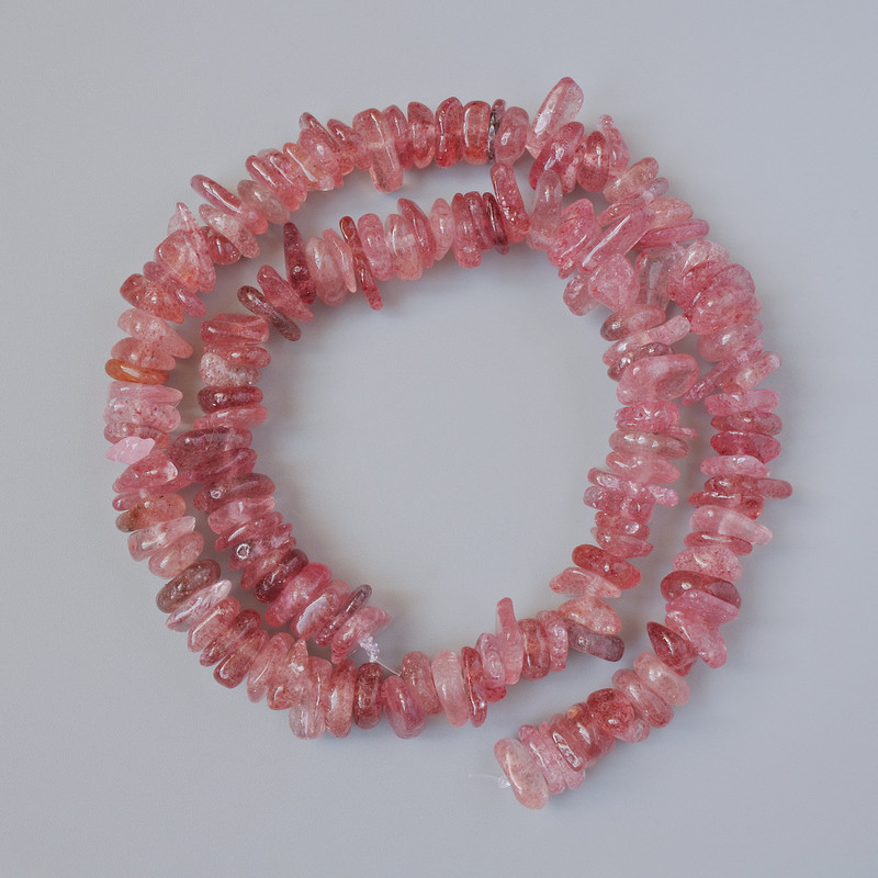 Erdbeerquarz-Chipsperlen aus Naturstein, Größe 10×3 mm, Länge ca. 39 cm, auf Schnur
