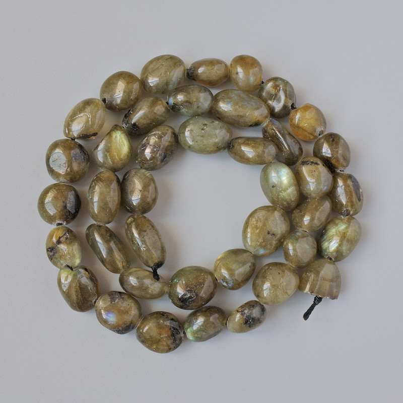 Labradorit-Naturstein facettierte Perlen, Durchmesser ca. 9–10 mm, Länge ca. 40 cm, auf Faden