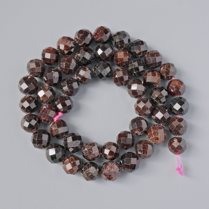 Granat-Perlen, natürlicher Stein, facettierte Kugeln, Durchmesser ca. 8 mm, Länge ca. 38 cm, auf Schnur