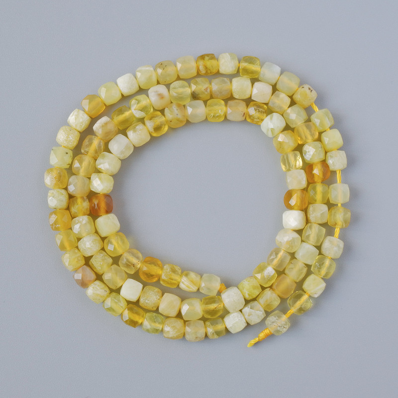 Gelber Opal Perlen, Naturstein, facettierte Würfel, Durchmesser ca. 4 mm, Länge ca. 39 cm, auf Schnur