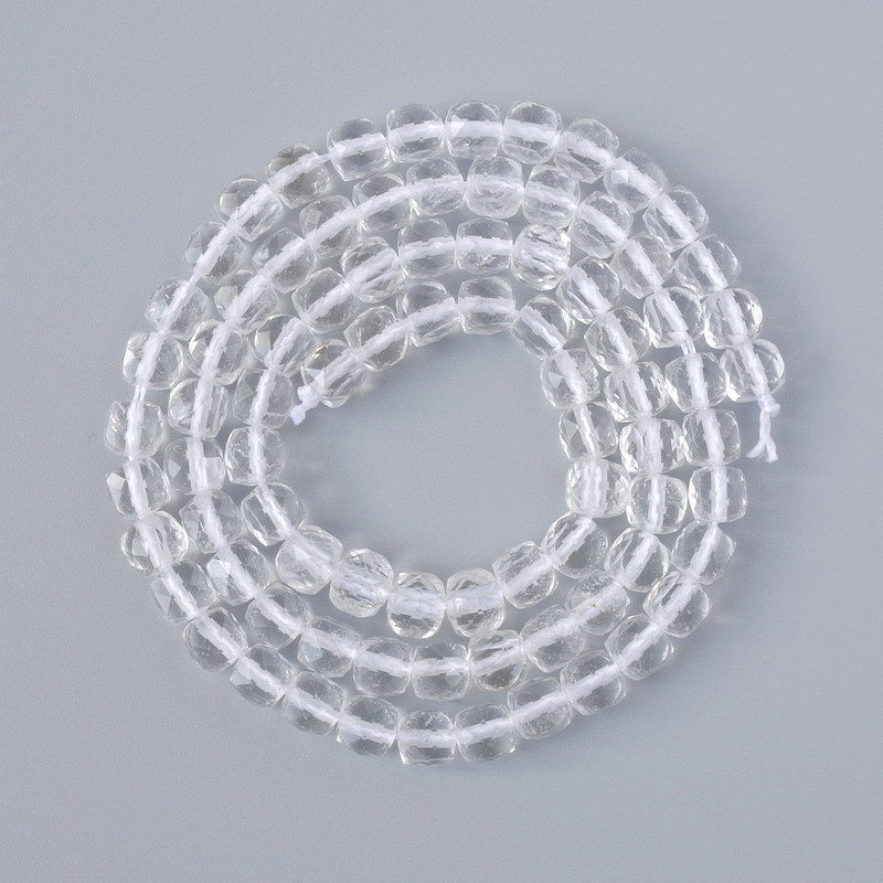 Perlen aus Bergkristall – natürlicher Stein, facettierte Würfel, Durchmesser ca. 4,5 mm, Länge ca. 39 cm, auf Schnur