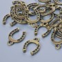 Hufeisenanhänger bronzefarben, Maße 15 × 11 mm, Lochdurchmesser ca. 1,9 mm
