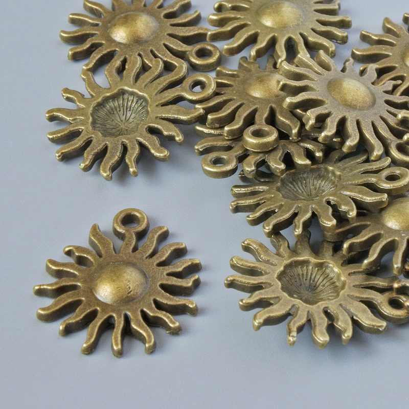 Zubehör Anhänger 'Sonne', Ø 17×13 mm, Lochdurchmesser 1,5 mm, Verpackung 13 Stück ±, bronzefarbener Metallton