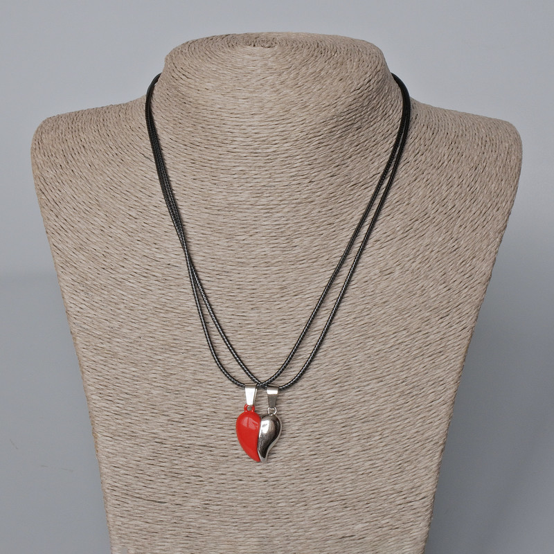 Paaranhänger „Herz“ mit Magnet, rote Emaille, silberfarbenes Metall, 22 × 17,5 mm, 5 mm + -, Länge ca. 45–50 cm+