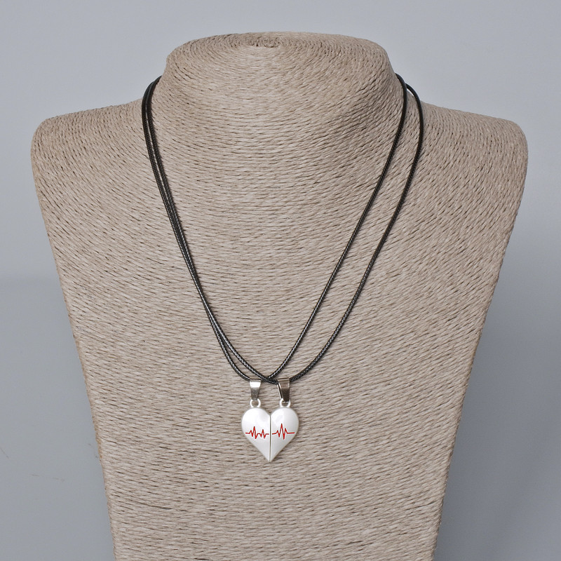 Paaranhänger „Herz“ mit Magnet, rote und weiße Emaille 24×22 mm + -, Länge 45–50 cm+