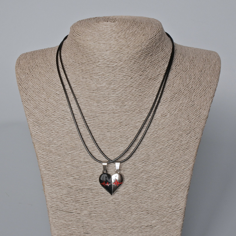 Paaranhänger „Herz“ mit Magnet, rote und schwarze Emaille, silberfarbenes Metall 24×22 mm + -, Länge 45–50 cm+