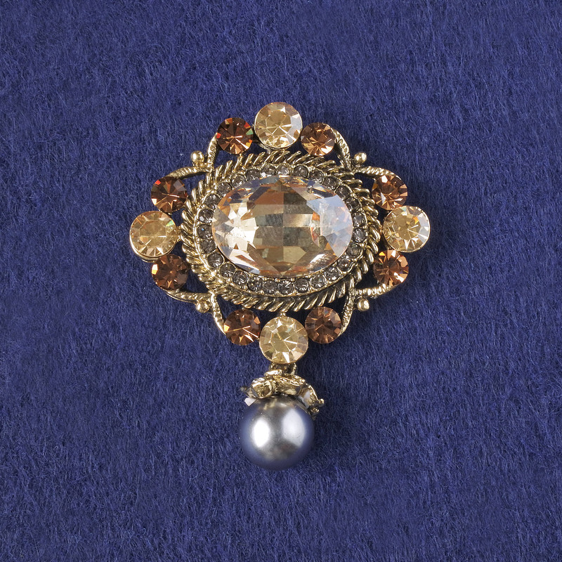 Anstecknadel-Anhänger Akzent gelbe Kristalle und Strasssteine, graue Perle, goldfarbenes Metall 48×39 mm+