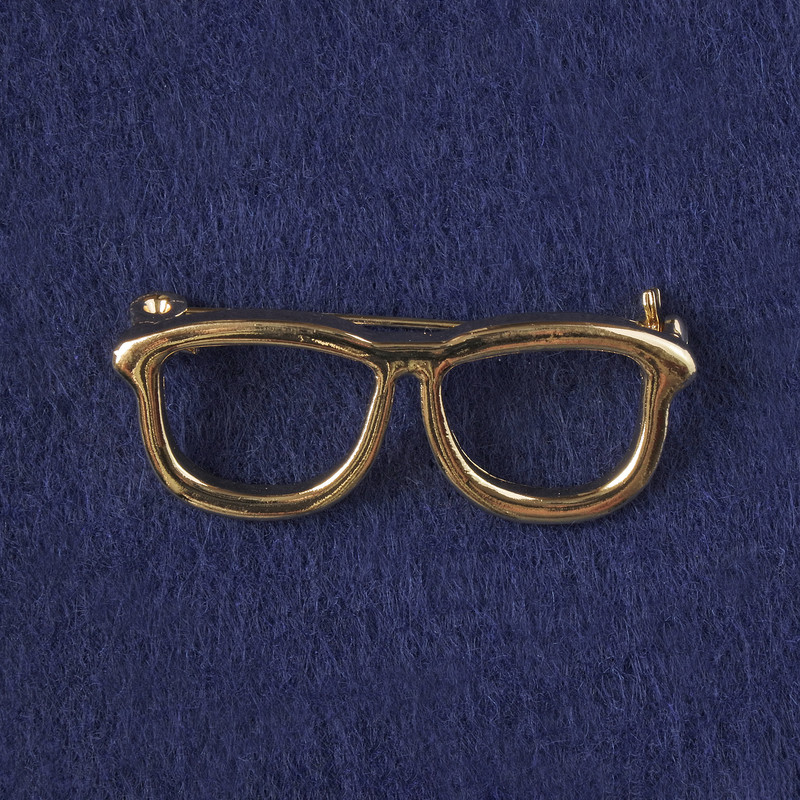 Brillenförmige Brosche aus goldfarbenem Metall, 16 × 40 mm+