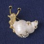 Brosche-Anhänger Schnecke, weißer Perlmutt, weiße Strasssteine, goldfarbenes Metall 30 × 31 mm+