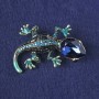 Brosche-Anhänger Eidechse, blau emailliert, blauer Kristall, blaue Strasssteine, goldfarbiges Metall 31 × 50 mm+