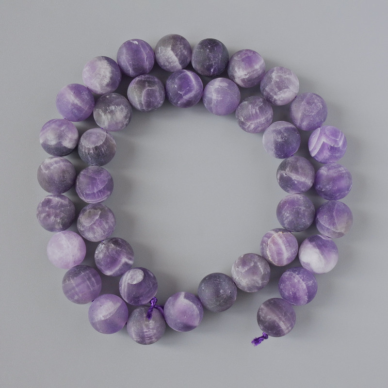 Mattierte Amethyst-Perlen, natürlicher Stein, glatte Kugeln, Ø 10 mm ±, Länge ca. 39 cm ±, auf Schnur