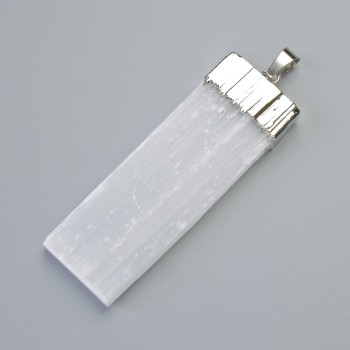 Anhänger aus unbearbeitetem Selenit, silberfarbiges Metall, Durchmesser 61×22×6,5 mm, Länge ca. 73 mm