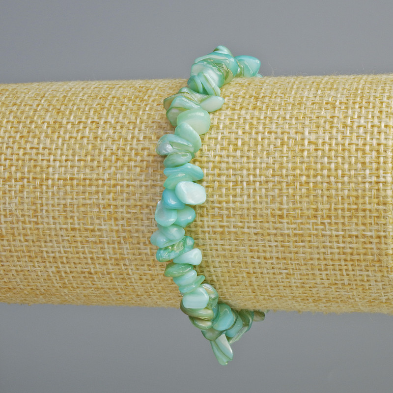 Armband aus blau getönten Perlmutt-Chips, Durchmesser 7×2 mm, Länge ca. 18 cm (Stretcharmband)