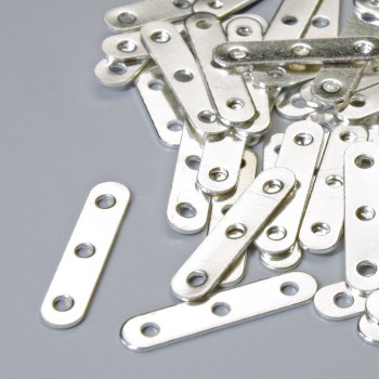 Abstandsplättchen-Platte für 3 Fäden, Maße 17 × 3,5 mm ±, Lochdurchmesser 1,4 mm, Verpackung 50 Stück, silberfarbener Metallton