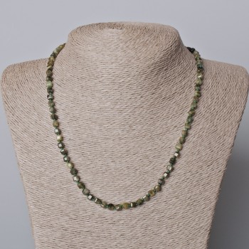 Halskette aus grünem Turmalin, natürlicher Stein, facettierte Würfel, Durchmesser ca. 4 mm, Länge 45–50 cm