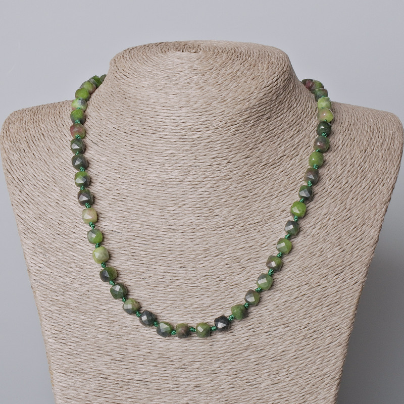 Kette aus Zoisit, natürlicher Stein, facettierte Würfel, Ø 7 mm ±, Länge 45–49 cm