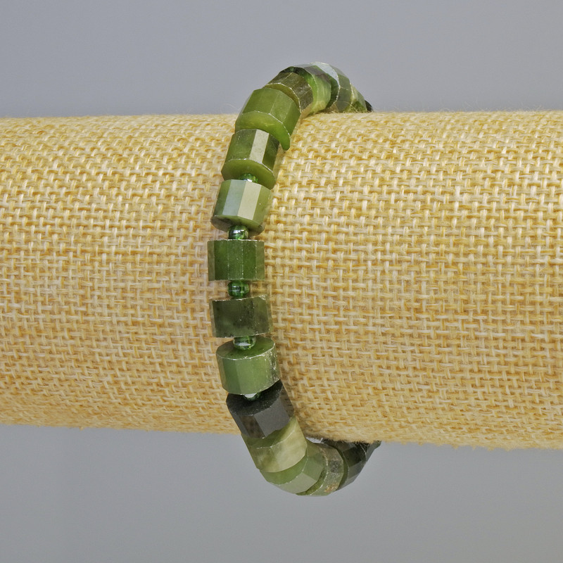 Armband aus kanadischem Jadeit, natürlicher Stein, facettierte Scheibe, Durchmesser ca. 8 × 6 mm ± (Elastik), Länge ca. 18 cm ± mit Glasperlen