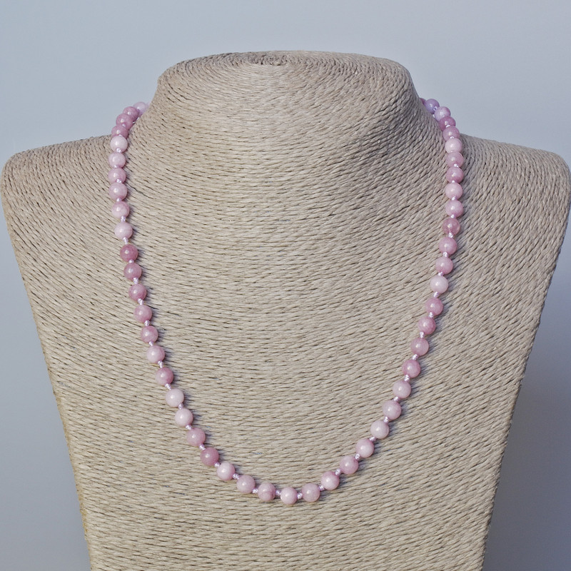 Kunzit-Kette (künstlich) glatte Kugeln, Durchmesser ca. 6 mm, Länge 45–50 cm