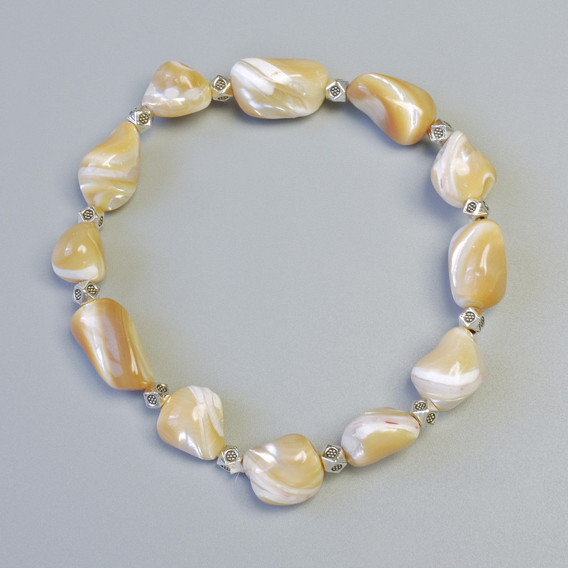 Armband aus beigem Perlmutt, facettierte Perlen, Durchmesser 10×13 mm ± (Elastisch), Länge 18 cm ± mit Metall-Einsätzen