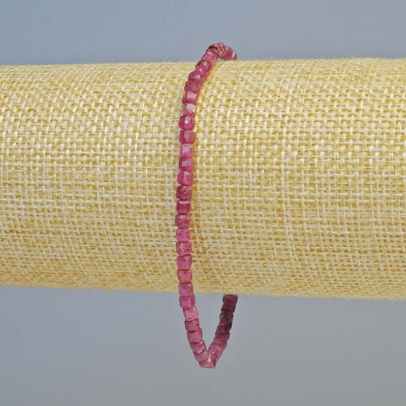 Armband aus natürlichem Rubin, facettierte Würfelchen, Durchmesser ca. 3 mm, elastische Basis, Länge ca. 18 cm