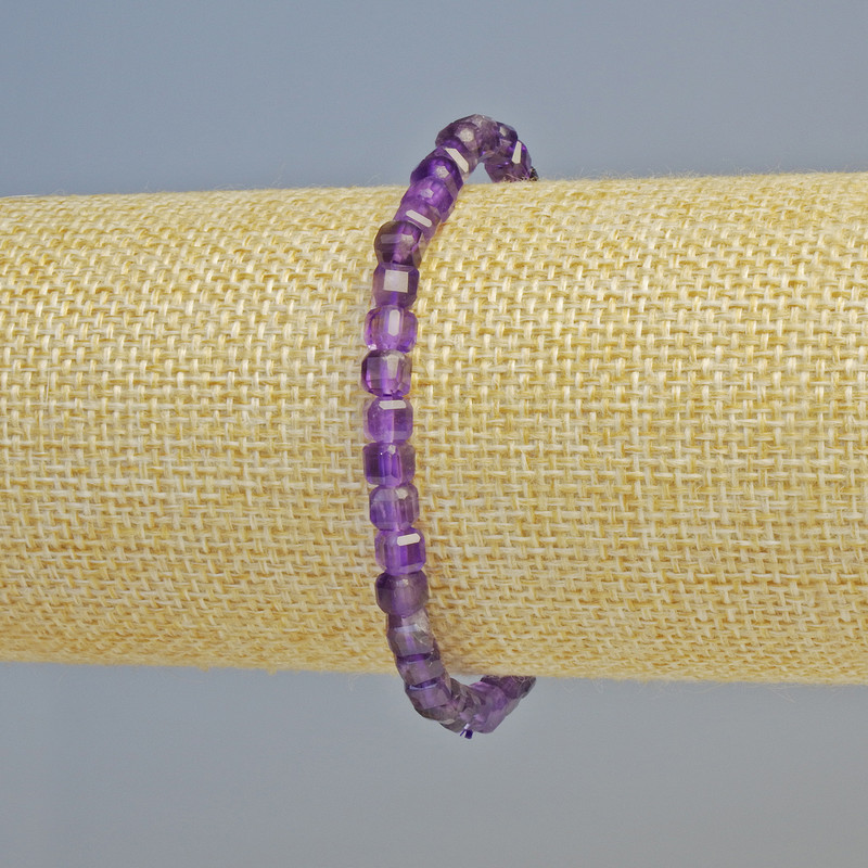 Amethyst-Armband aus natürlichem Amethyst, facettierte Würfelperlen, Durchmesser ca. 4,5 mm, elastisch, Länge ca. 18 cm