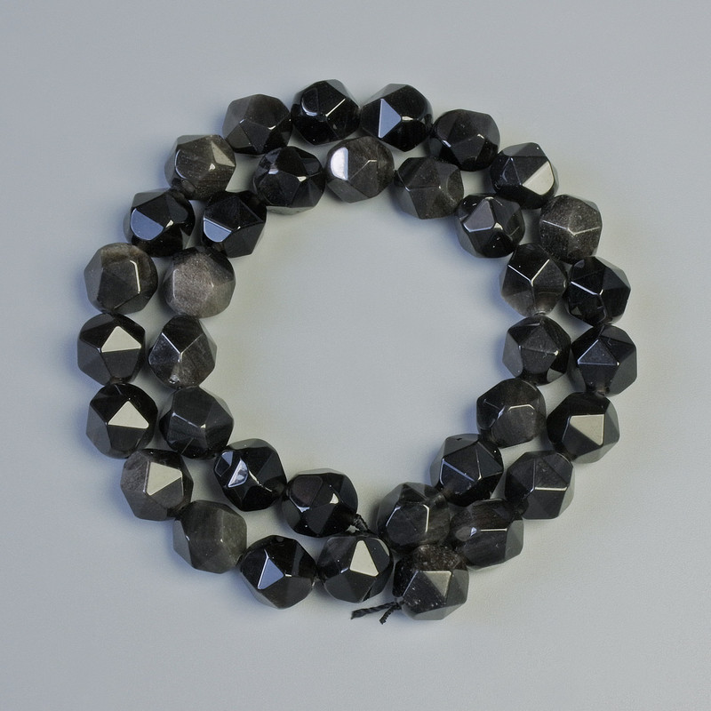 Perlen aus silbernem Obsidian, Naturstein, facettierte Kugeln, Durchmesser 8,5×10 mm, Länge ca. 36 cm, auf Schnur
