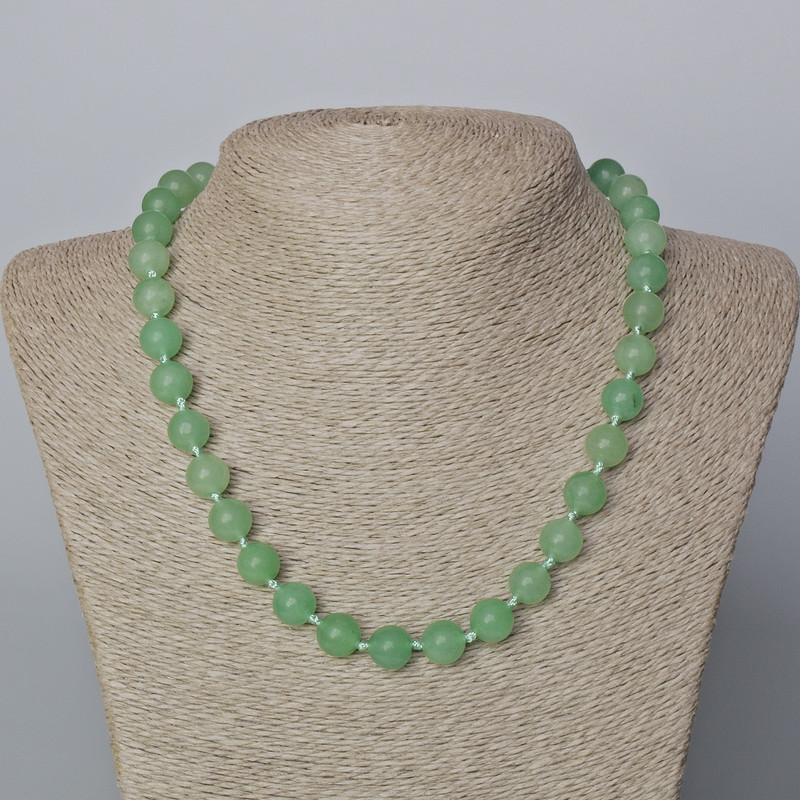 Kette aus Nephrit, natürlicher Stein, glatte Kugeln, Ø 10 mm, Länge 45–47 cm